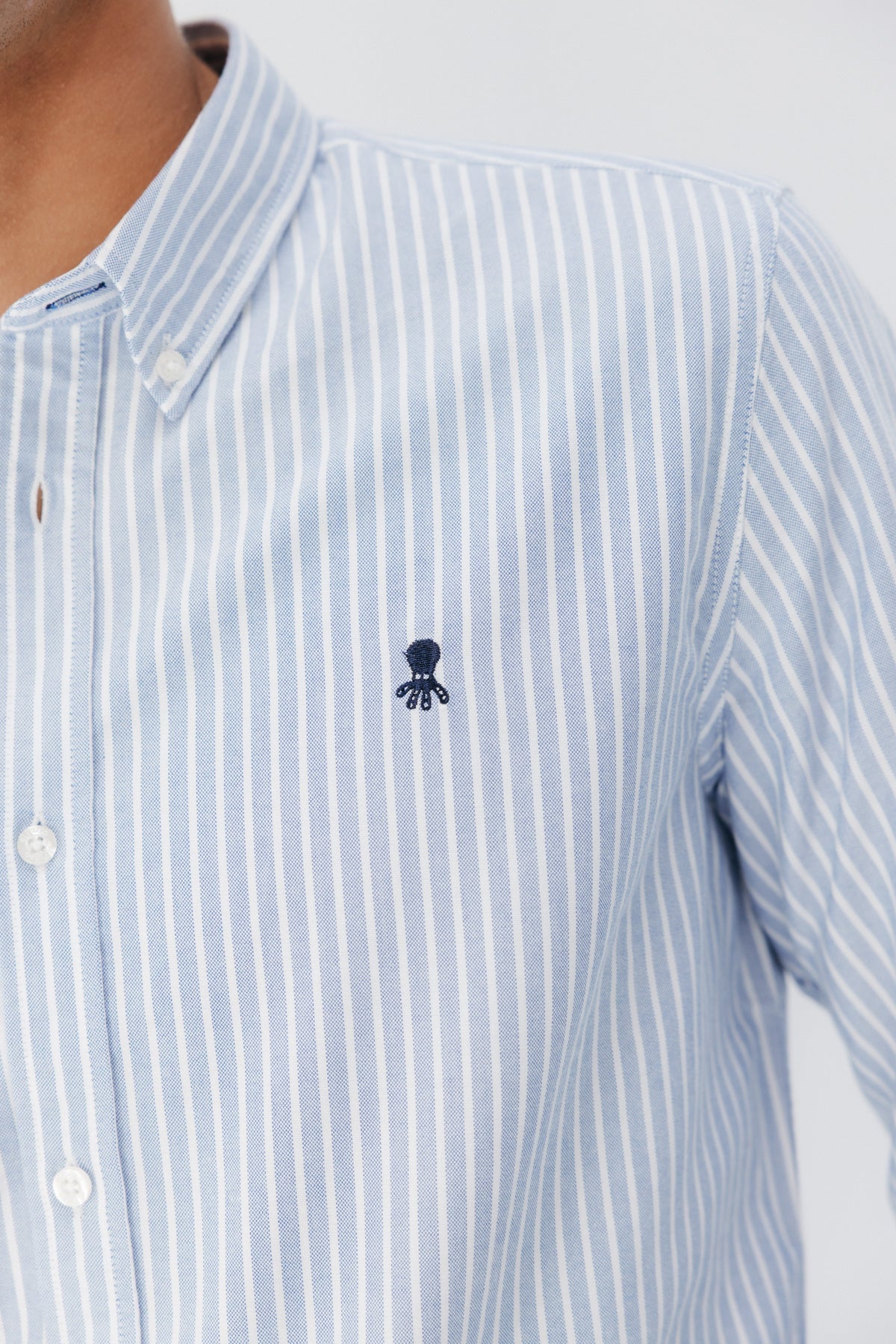 CAMISA CASUAL OXFORD RAYA ANCHA AZUL - Image 4