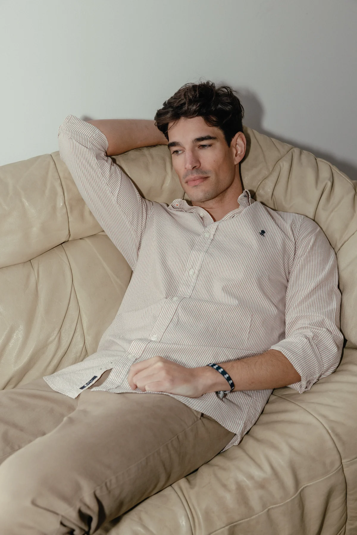 Camisa casual popelín raya pequeña canela