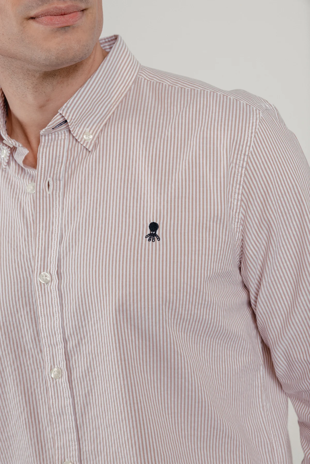 Camisa casual popelín raya pequeña canela - Image 4