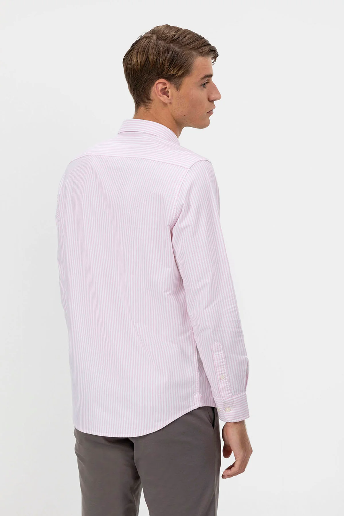Camisa oxford cuello botón rayas rosa - Image 4