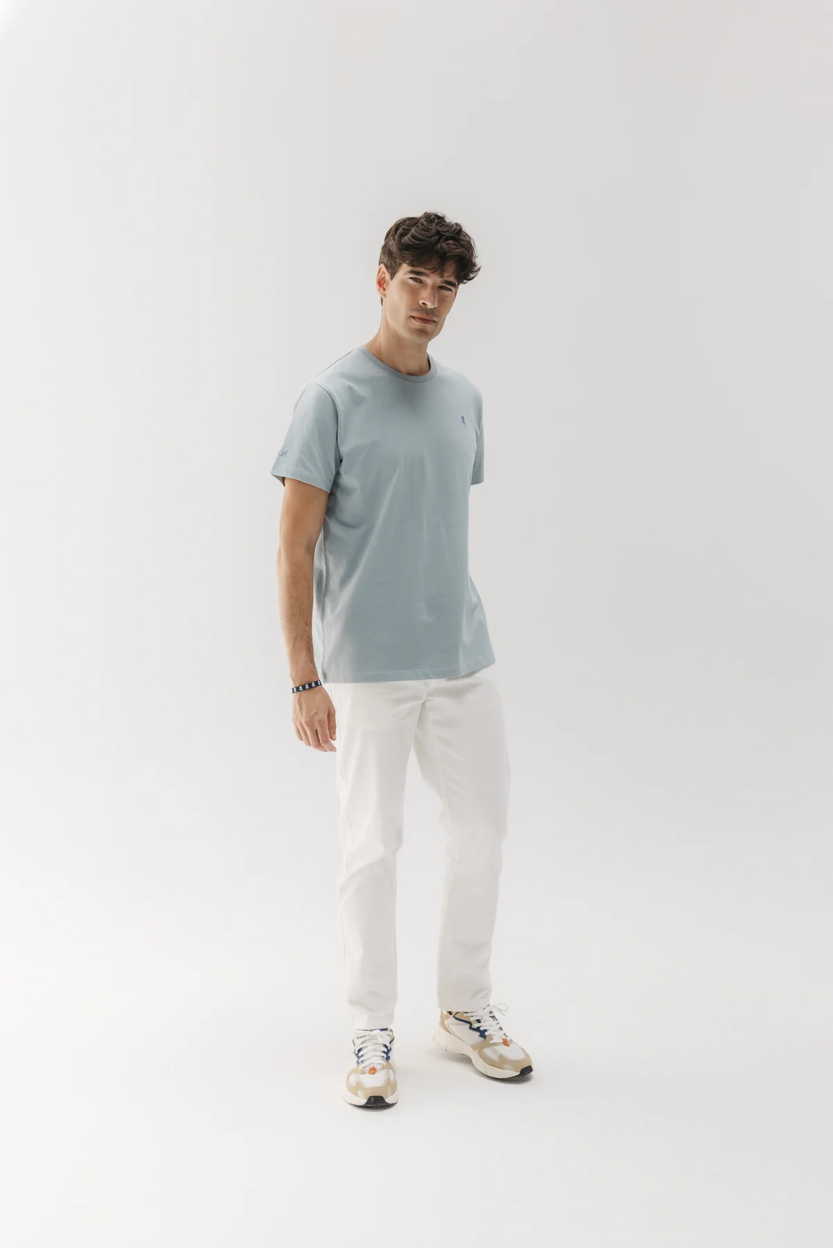 CAMISETA BÁSICA BORDADO AZUL GRISÁCEO - Image 3