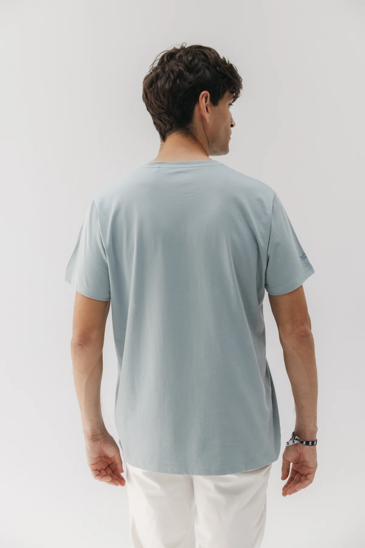CAMISETA BÁSICA BORDADO AZUL GRISÁCEO - Image 4