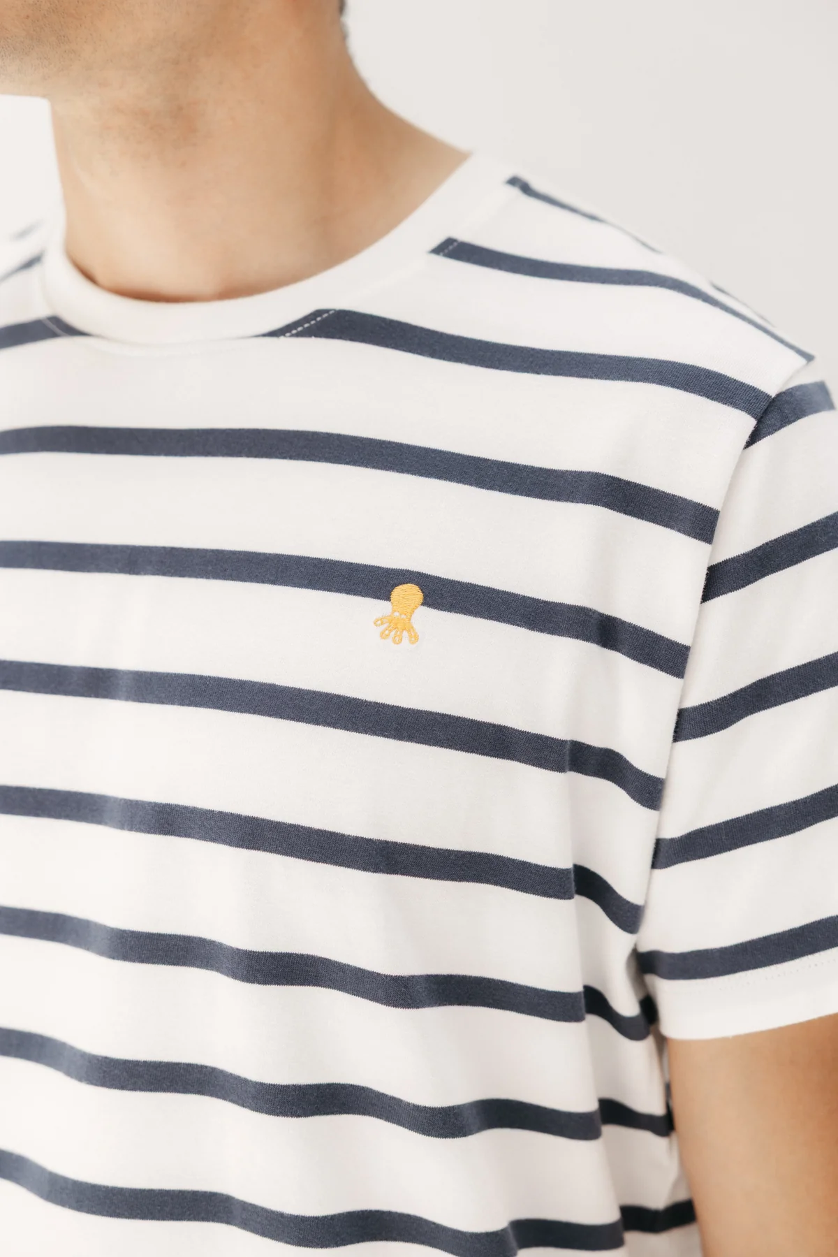 CAMISETA BÁSICA BORDADO RAYAS BLANCO PURO - Image 3