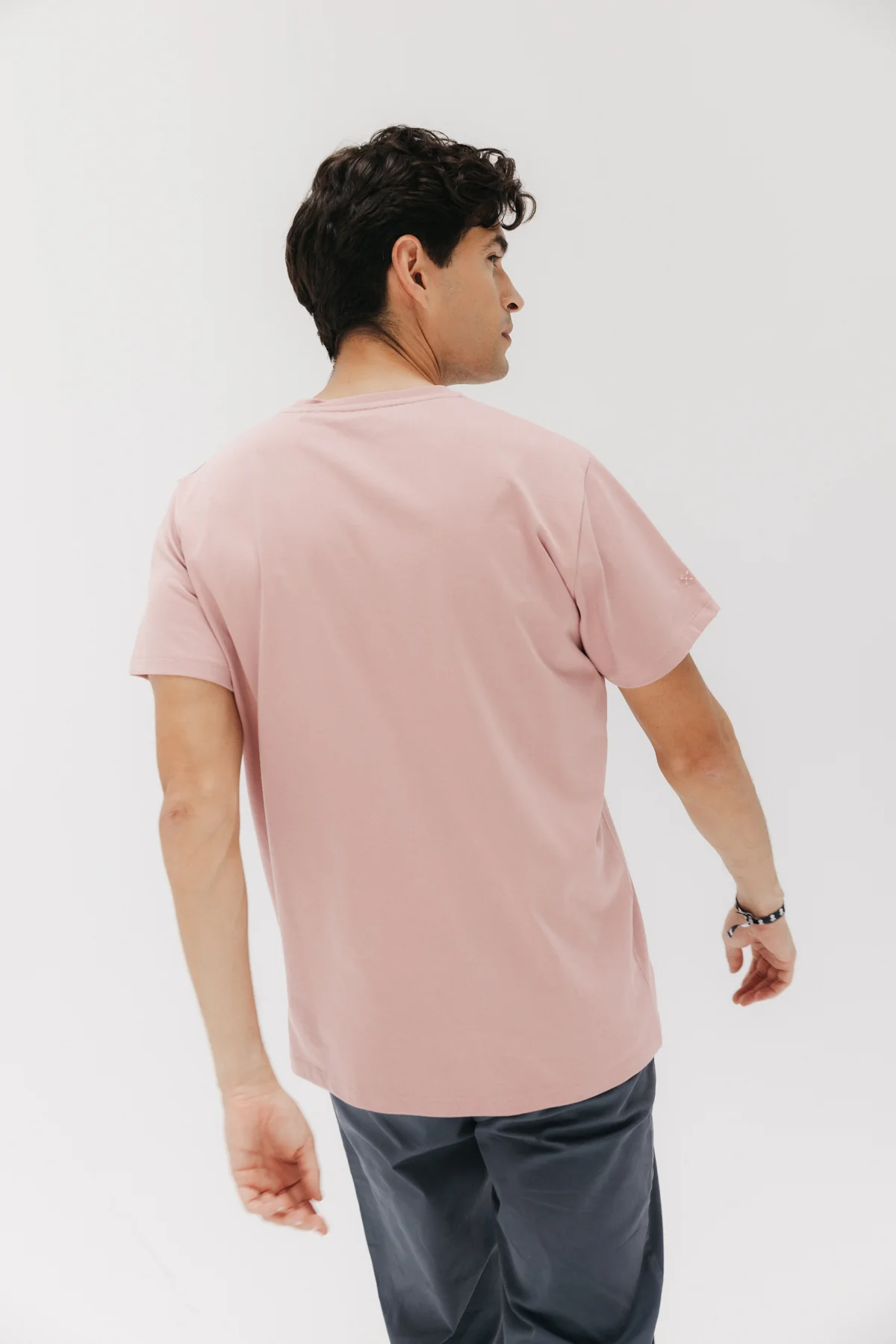 CAMISETA BÁSICA BORDADO ROSA PIEDRA - Image 4