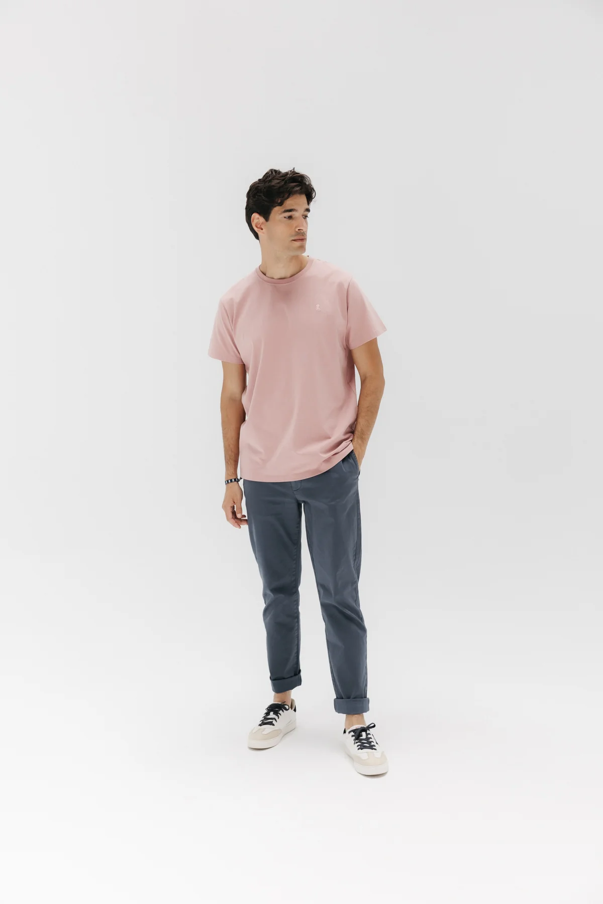 CAMISETA BÁSICA BORDADO ROSA PIEDRA - Image 5
