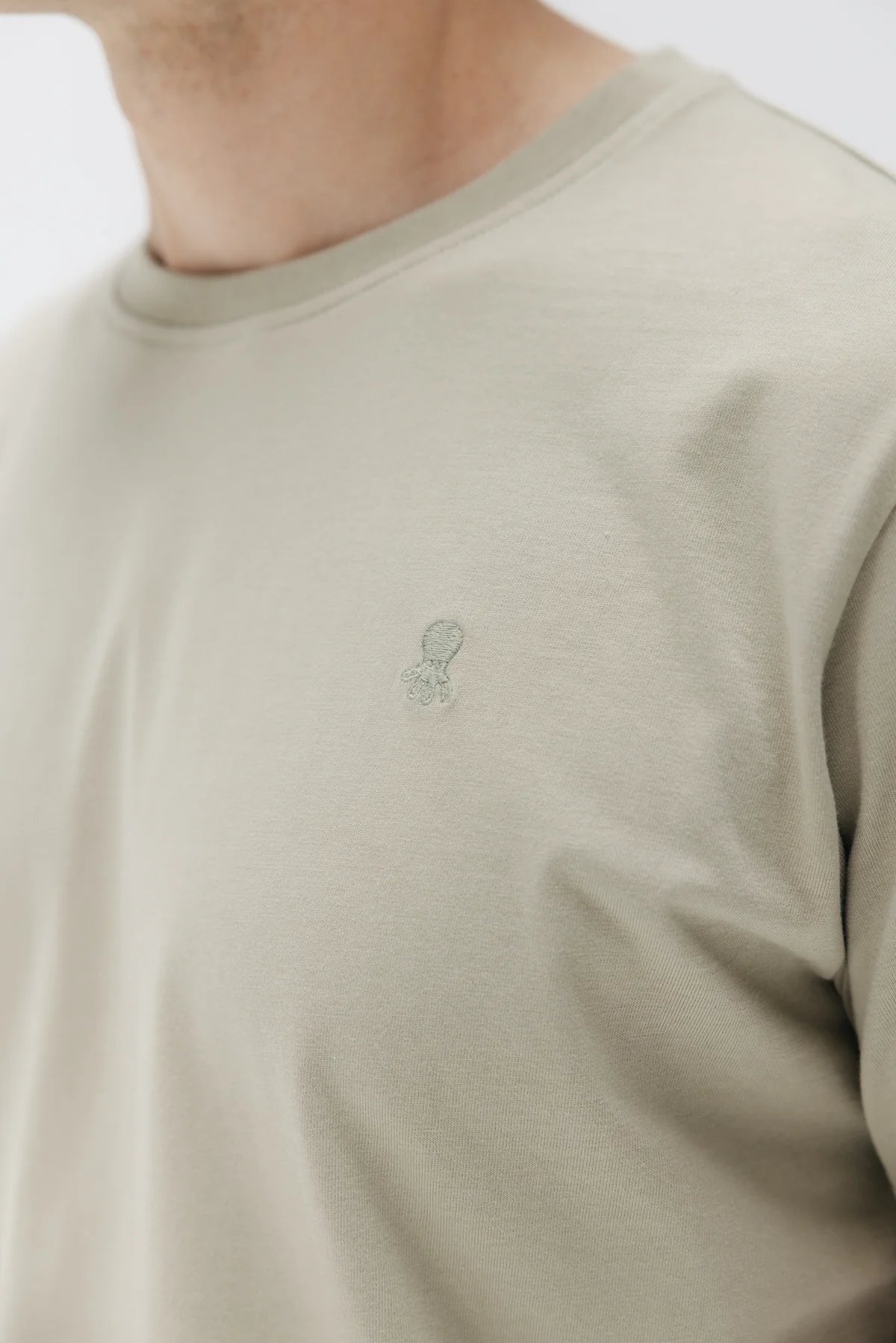 CAMISETA BÁSICA BORDADO VERDE KHAKI - Image 3