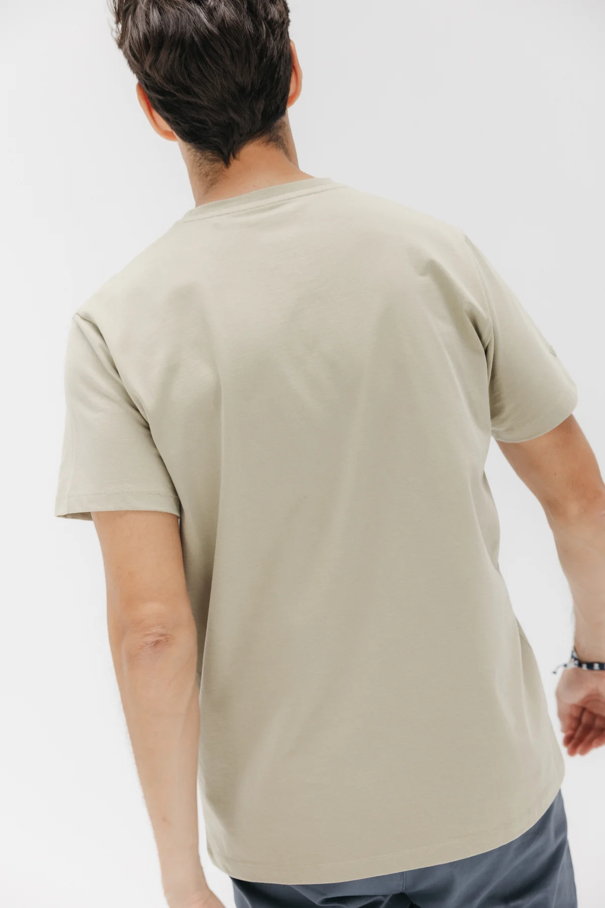 CAMISETA BÁSICA BORDADO VERDE KHAKI - Image 4