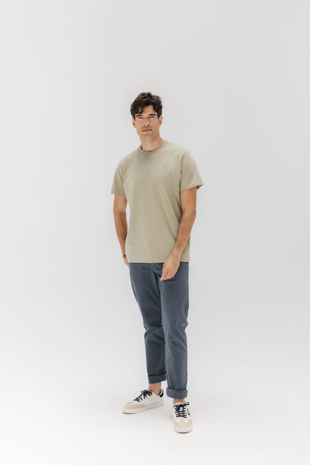 CAMISETA BÁSICA BORDADO VERDE KHAKI - Image 5