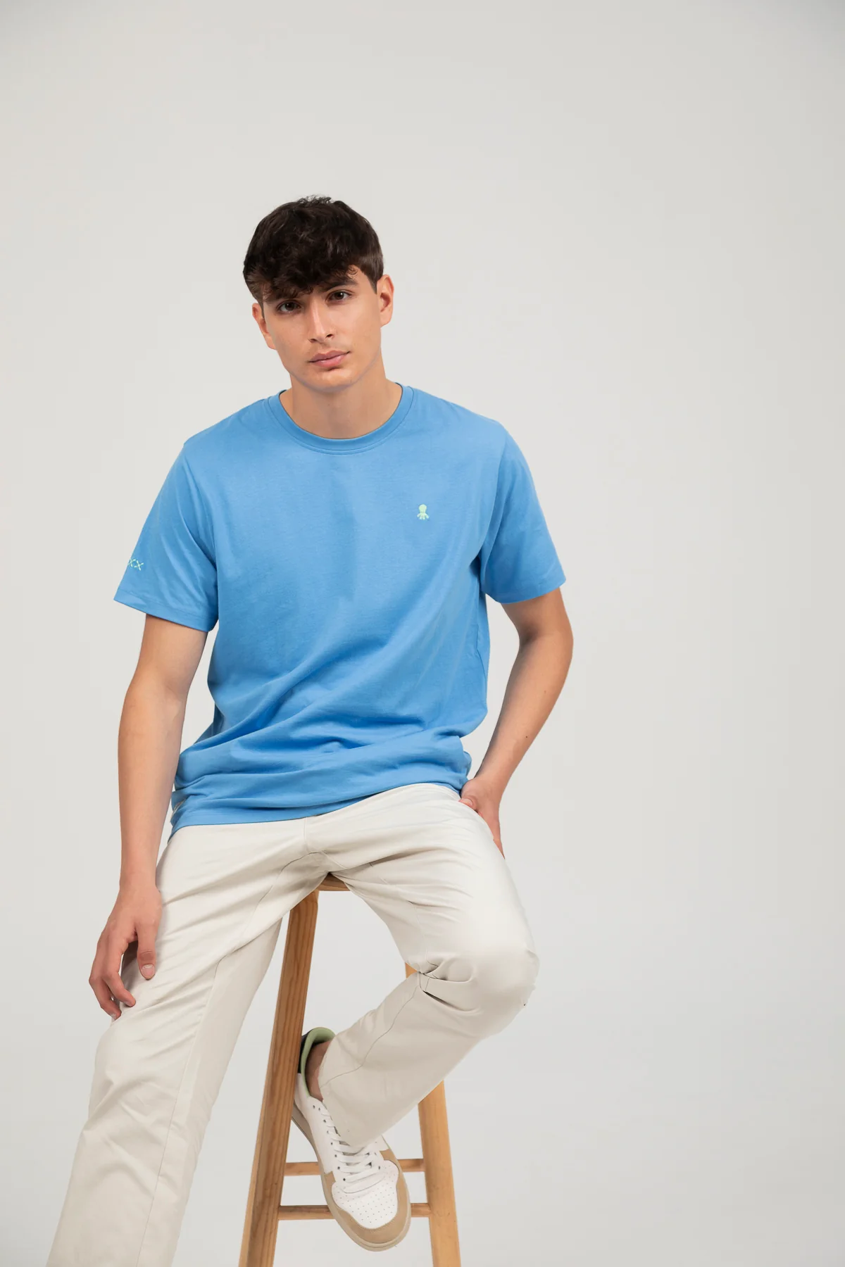 Camiseta bordado logo contraste azul lavanda