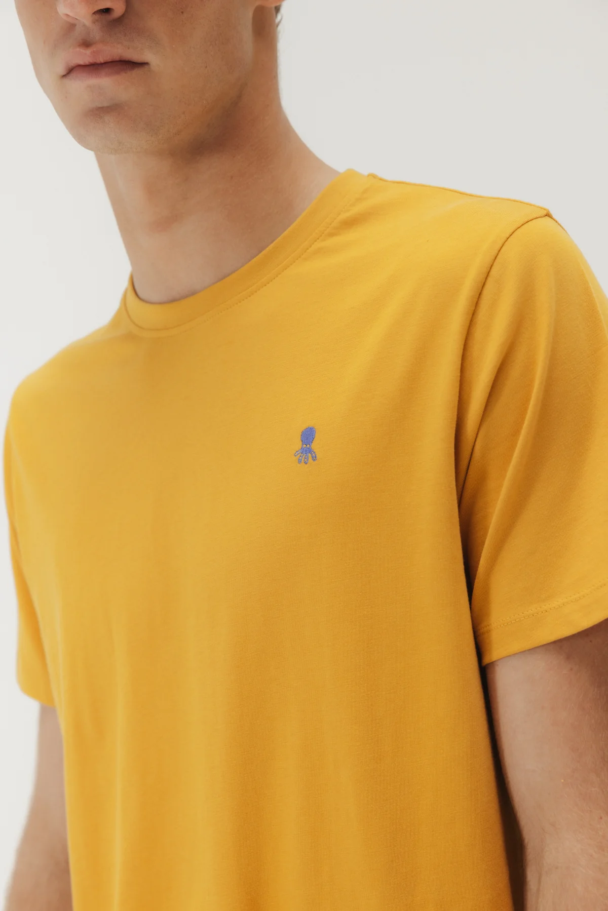 CAMISETA BORDADO LOGO CONTRASTE MOSTAZA - Image 2