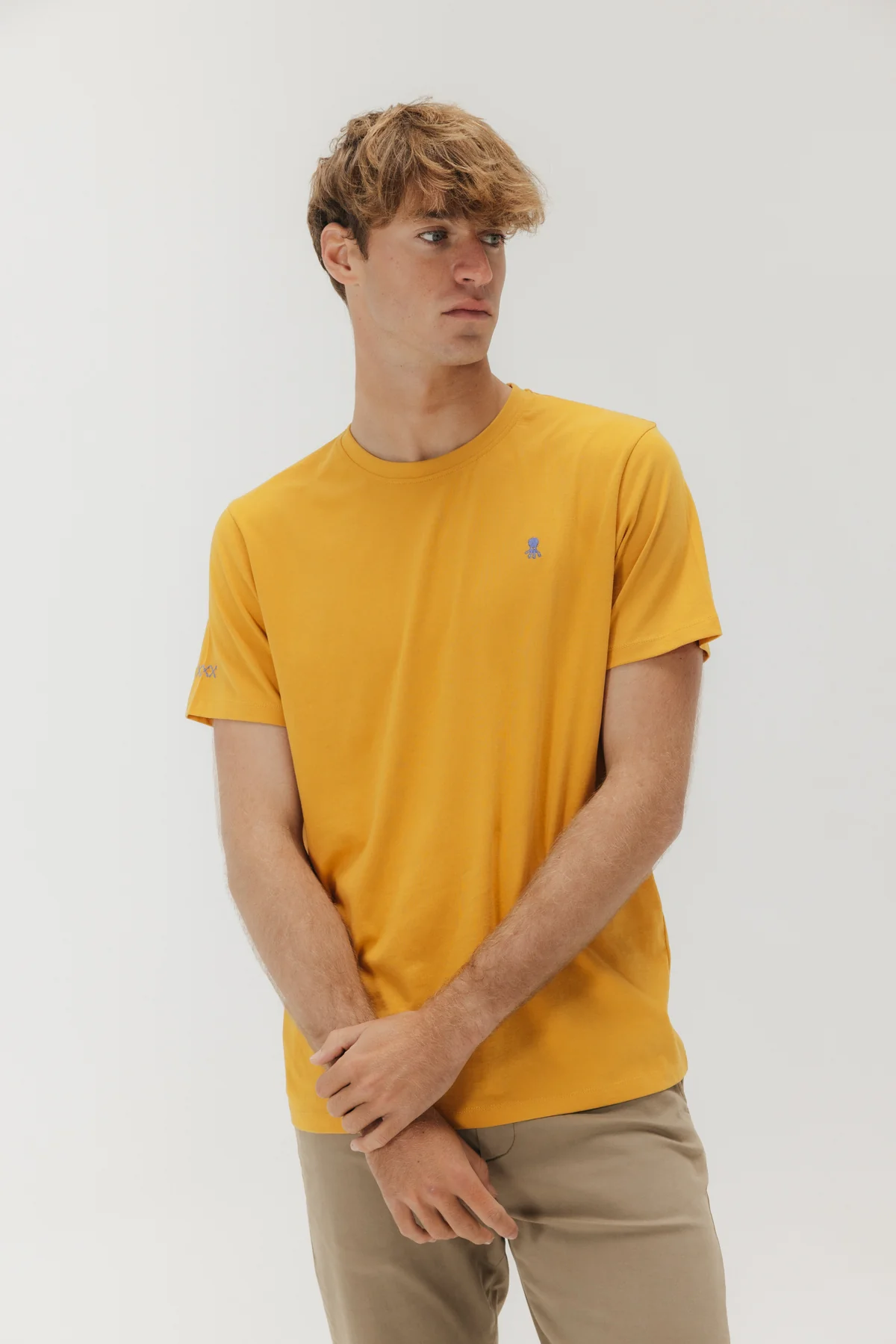 CAMISETA BORDADO LOGO CONTRASTE MOSTAZA - Image 3