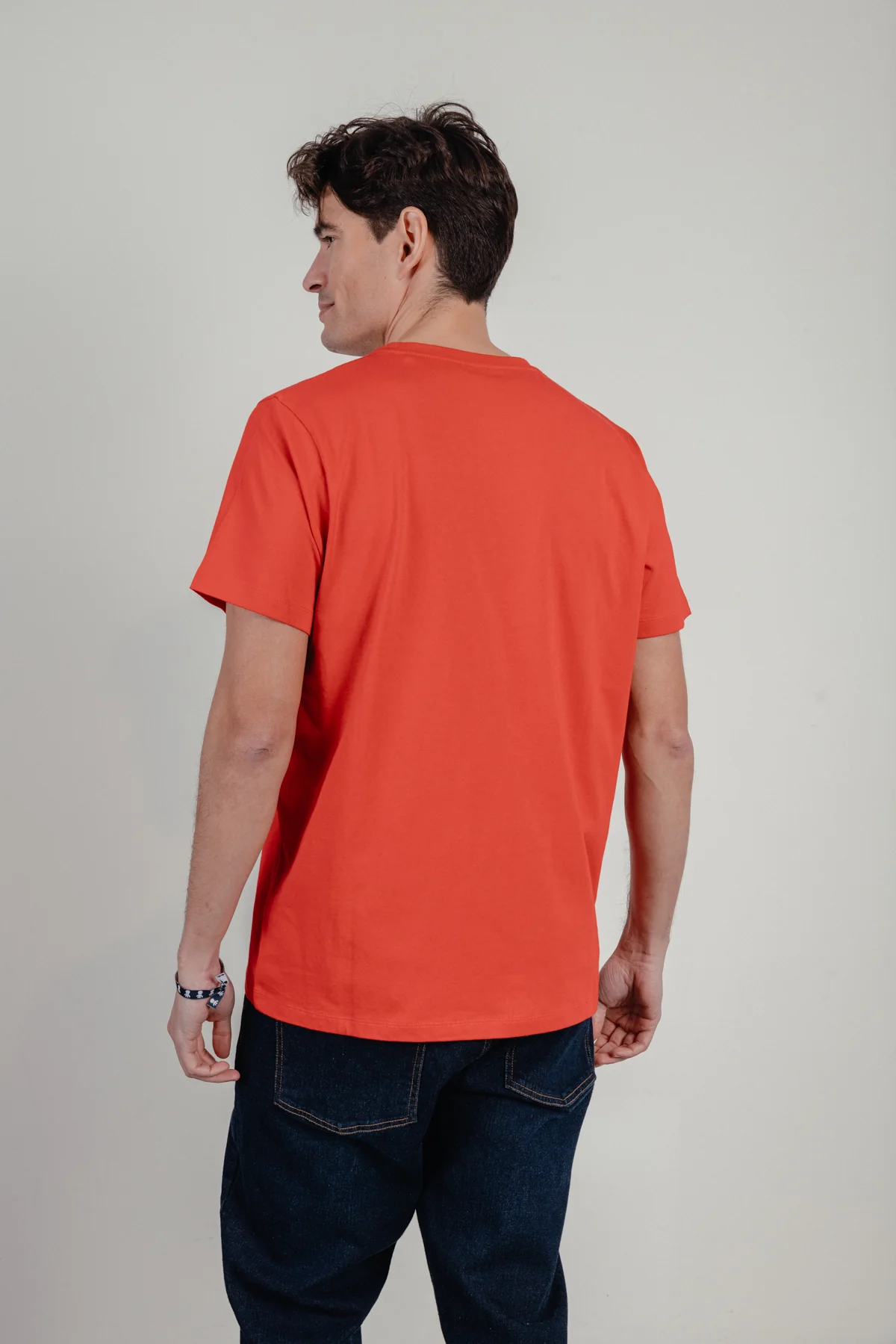Camiseta bordado logo contraste rojo - Image 5