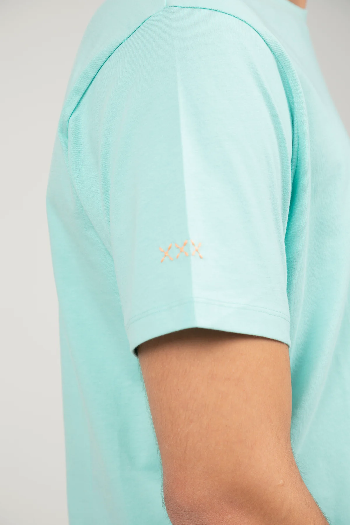 Camiseta bordado logo contraste verde agua - Image 5
