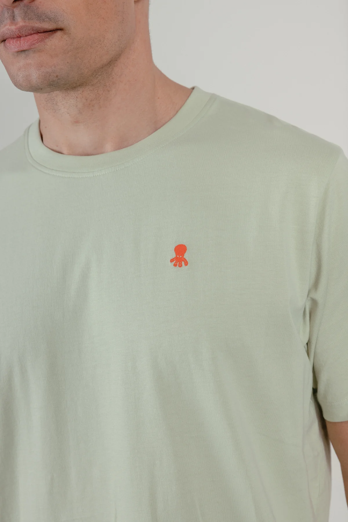 Camiseta bordado logo contraste verde menta - Image 3