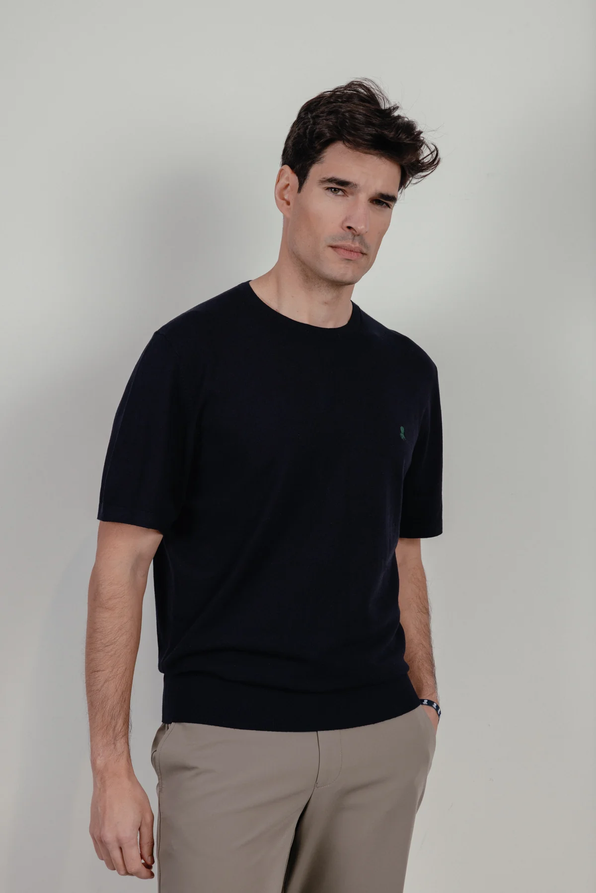 Camiseta de punto básica logo azul marino - Image 3