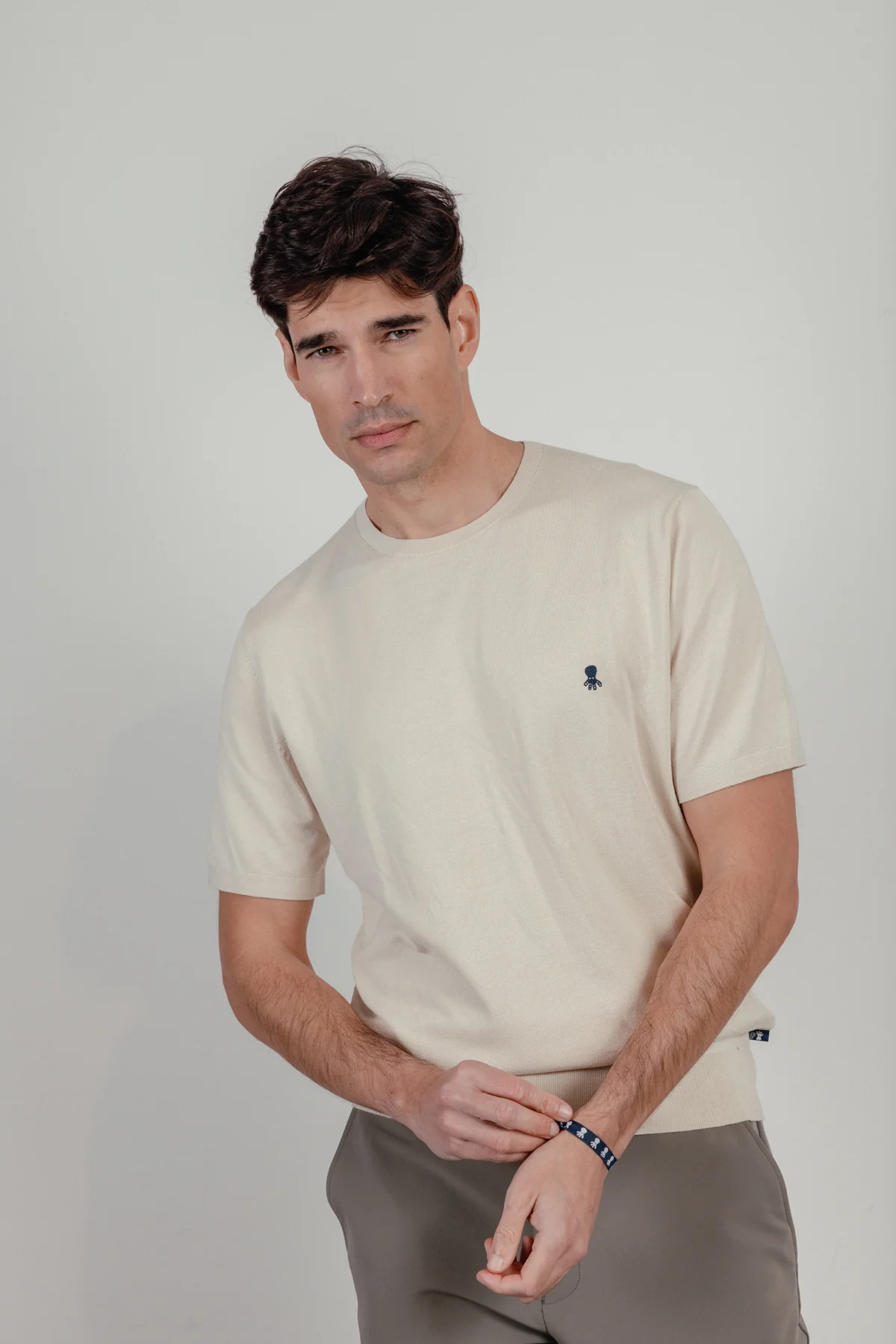 Camiseta de punto básica logo blanco roto - Image 3