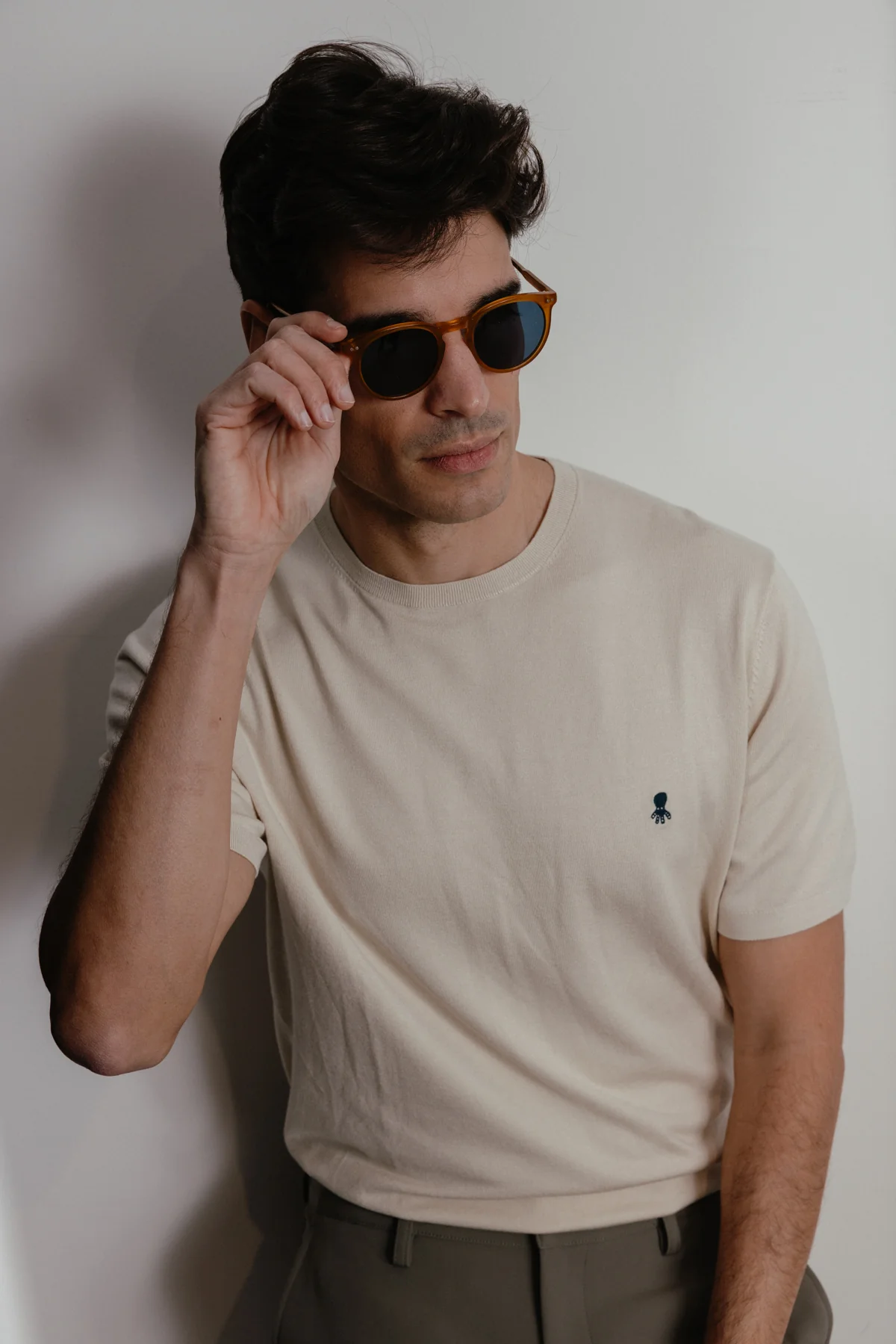 Camiseta de punto básica logo blanco roto - Image 4