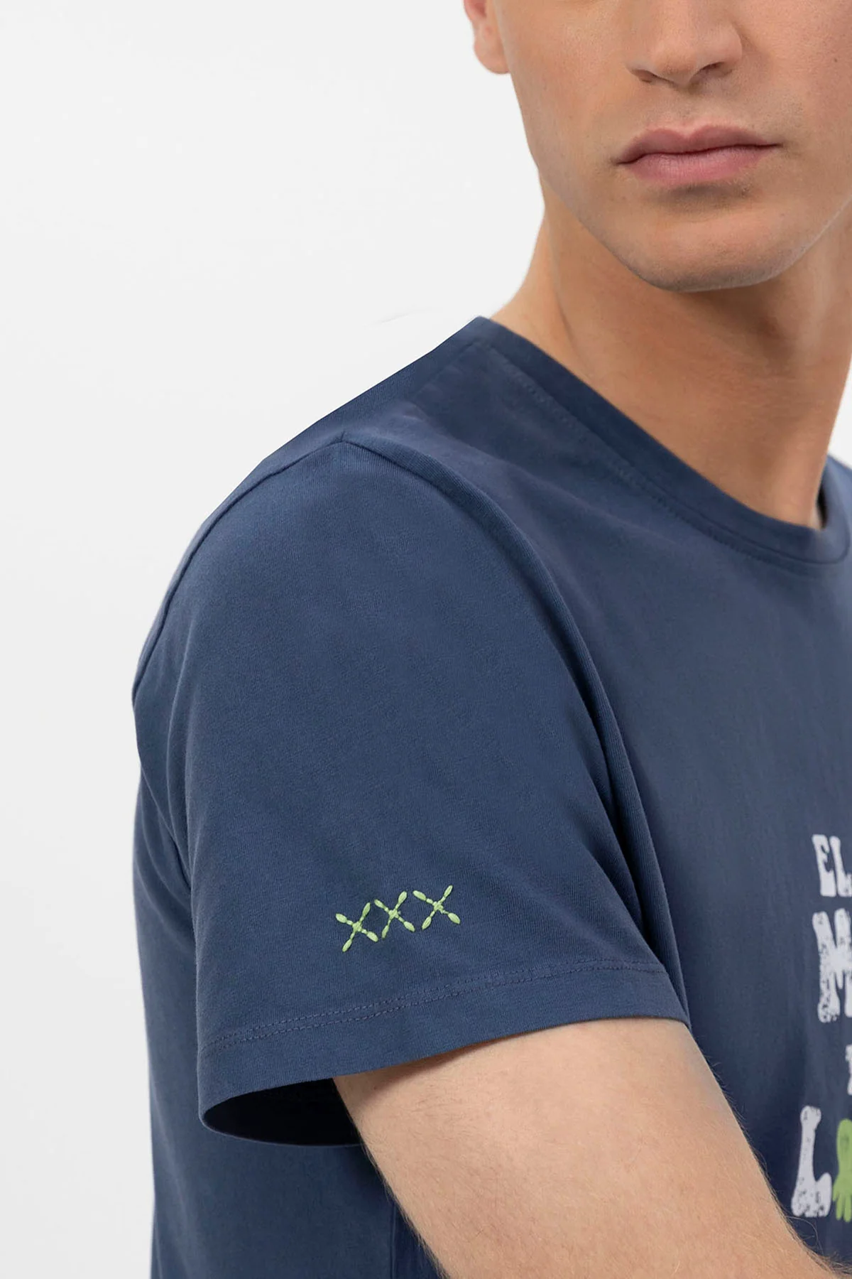 CAMISETA  EL MAR TODO LO-CURA AZUL MARINO DELAVÉ - Image 6