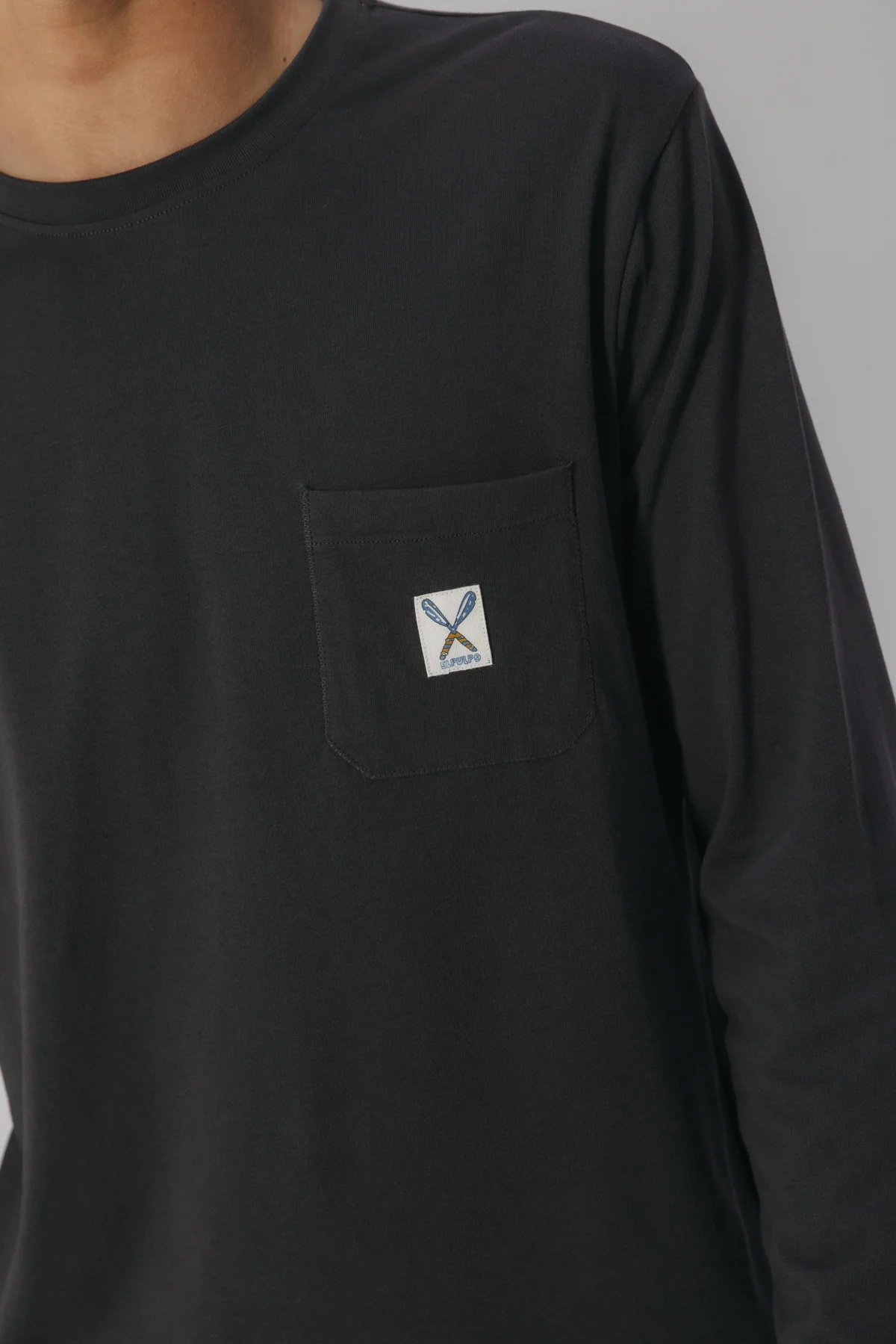 CAMISETA MANGA LARGA BOLSILLO ETIQUETA ANTRACITA - Image 2