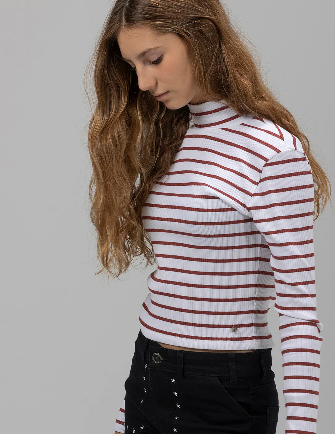 CAMISETA MANGA LARGA TEEN CUELLO CISNE RAYAS TEJA - Image 4