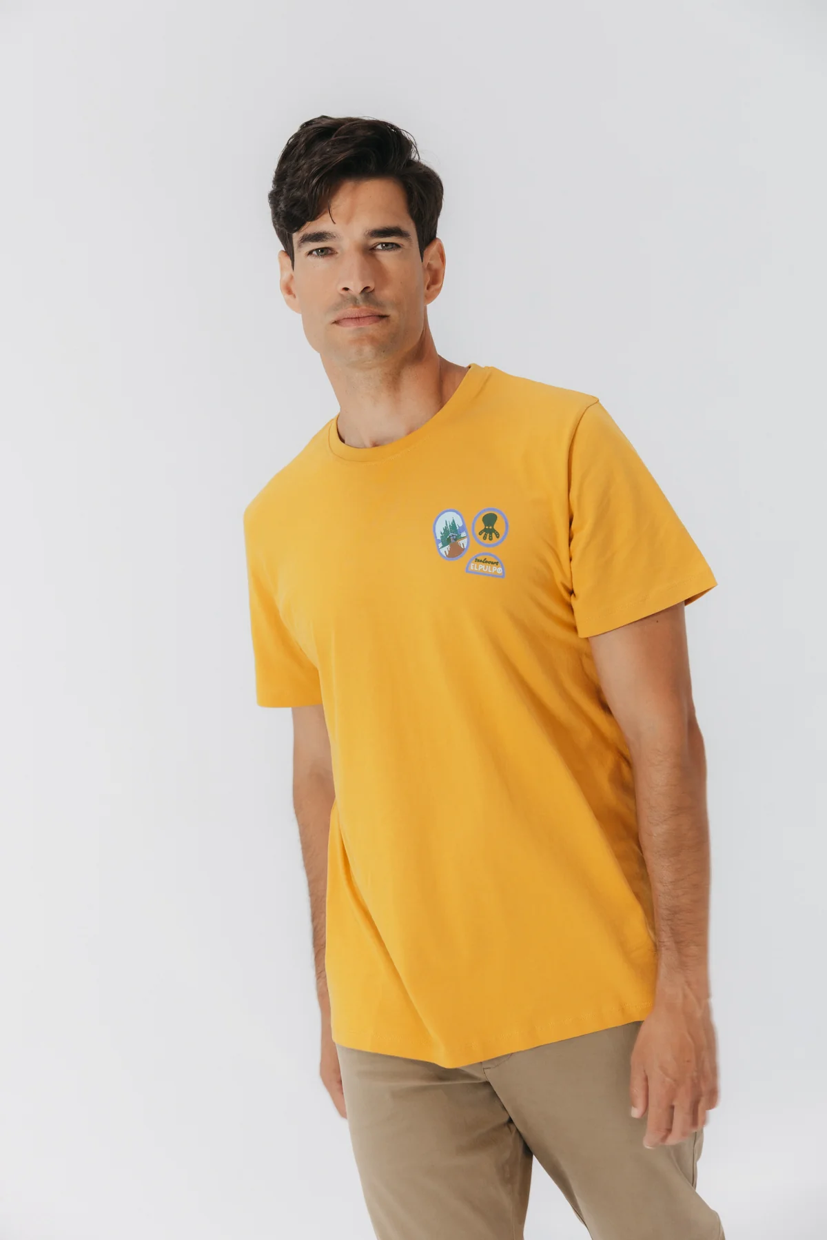 CAMISETA PARCHES DIBUJADOS MOSTAZA