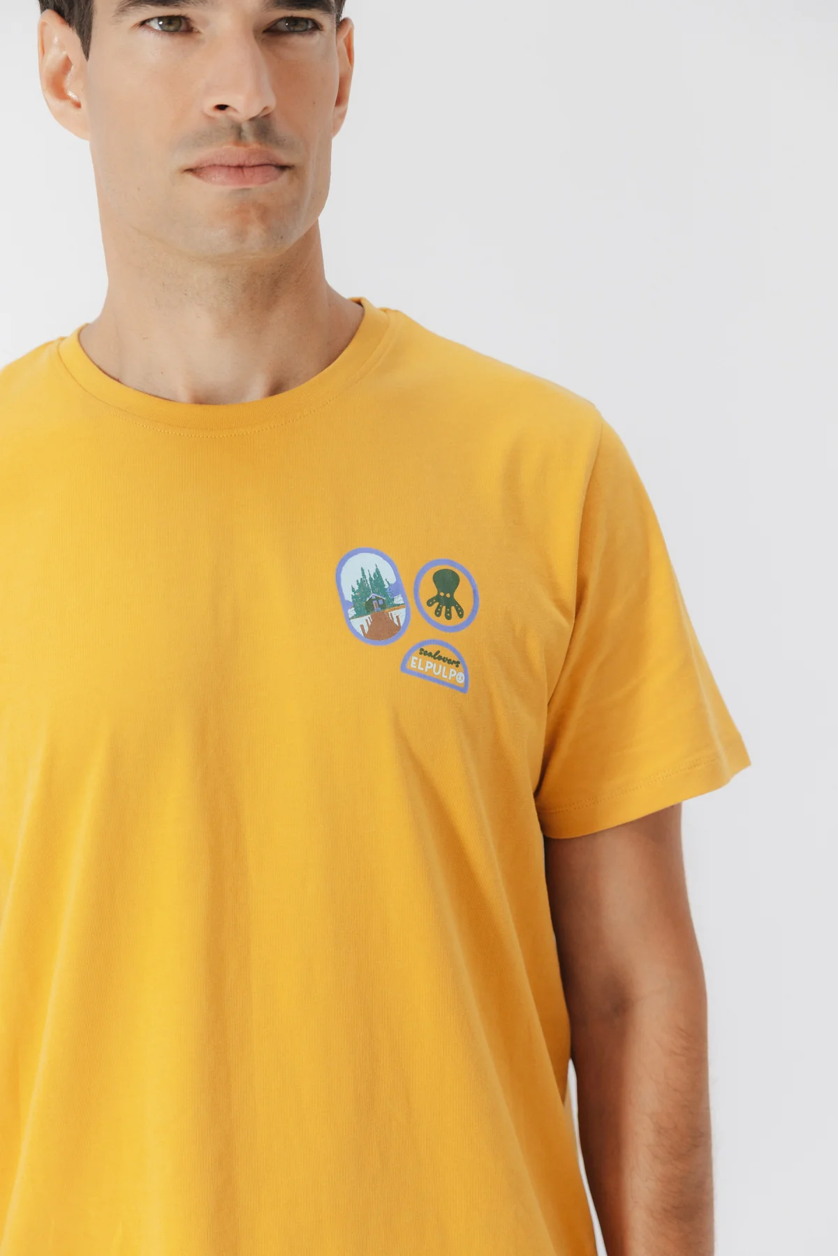 CAMISETA PARCHES DIBUJADOS MOSTAZA - Image 2