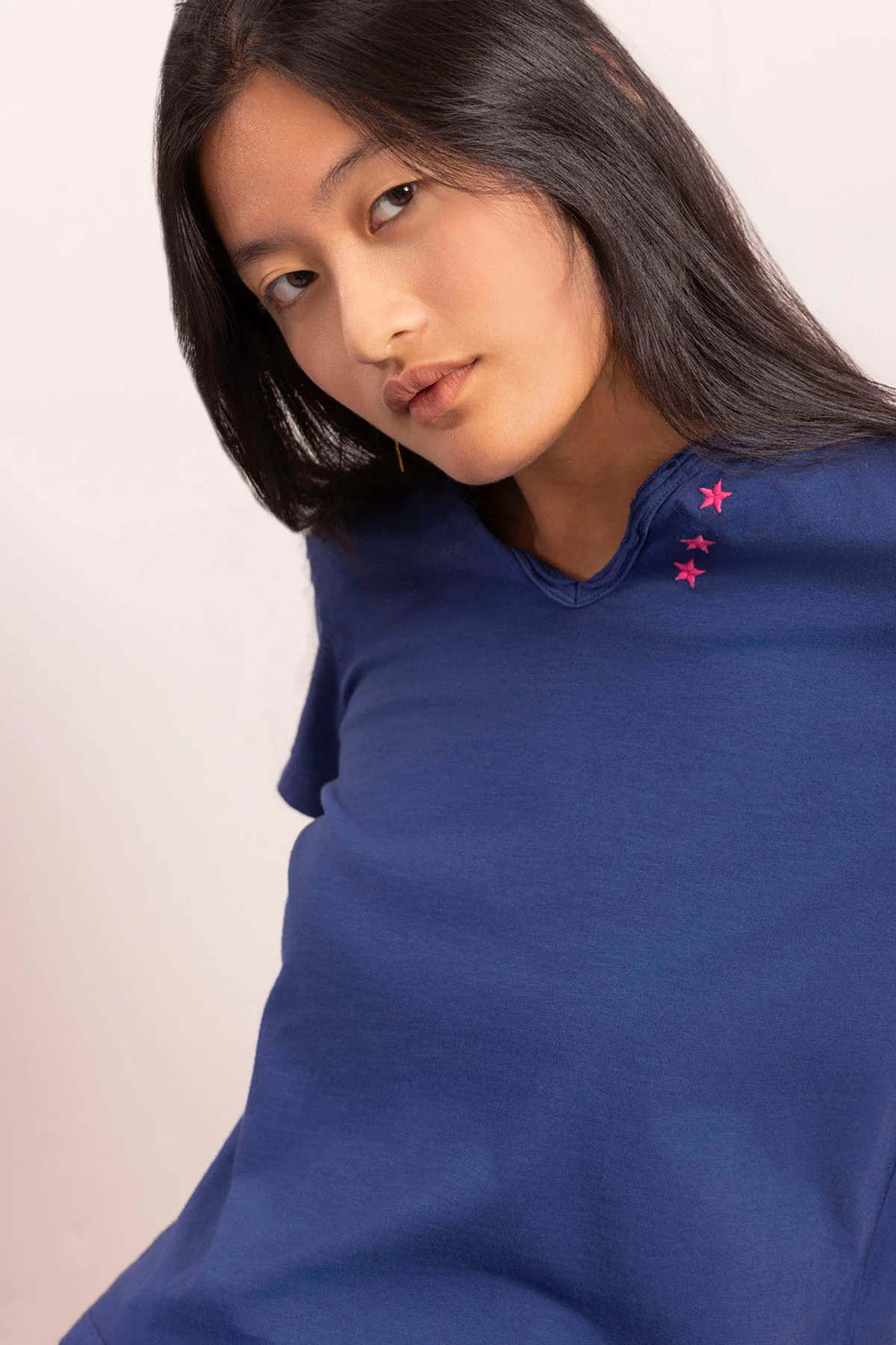CAMISETA TEEN BOTONES ESTRELLAS CONTRASTE AZUL ELÉCTRICO - Image 4