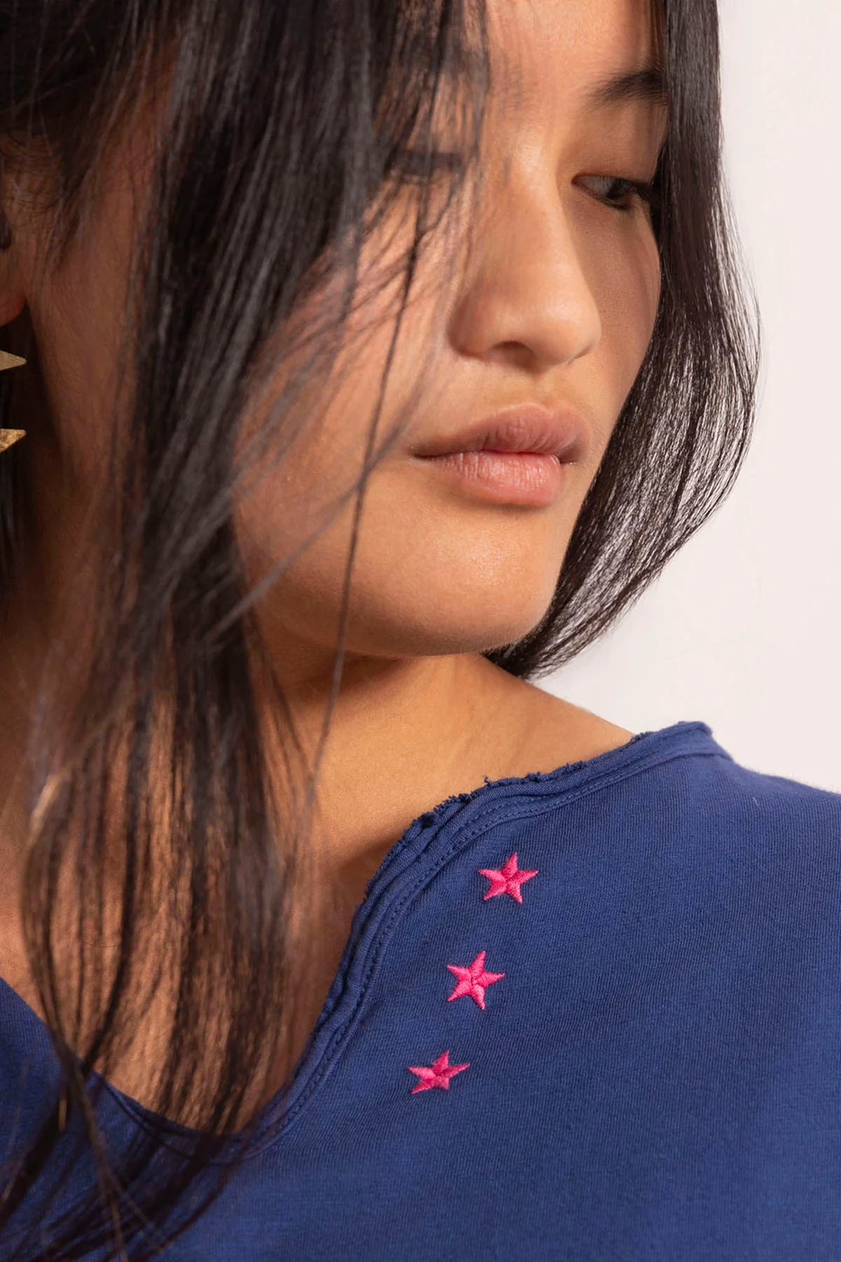CAMISETA TEEN BOTONES ESTRELLAS CONTRASTE AZUL ELÉCTRICO - Image 7