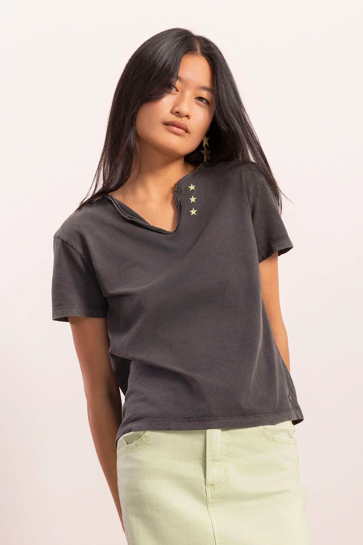 CAMISETA TEEN BOTONES ESTRELLAS CONTRASTE CARBÓN