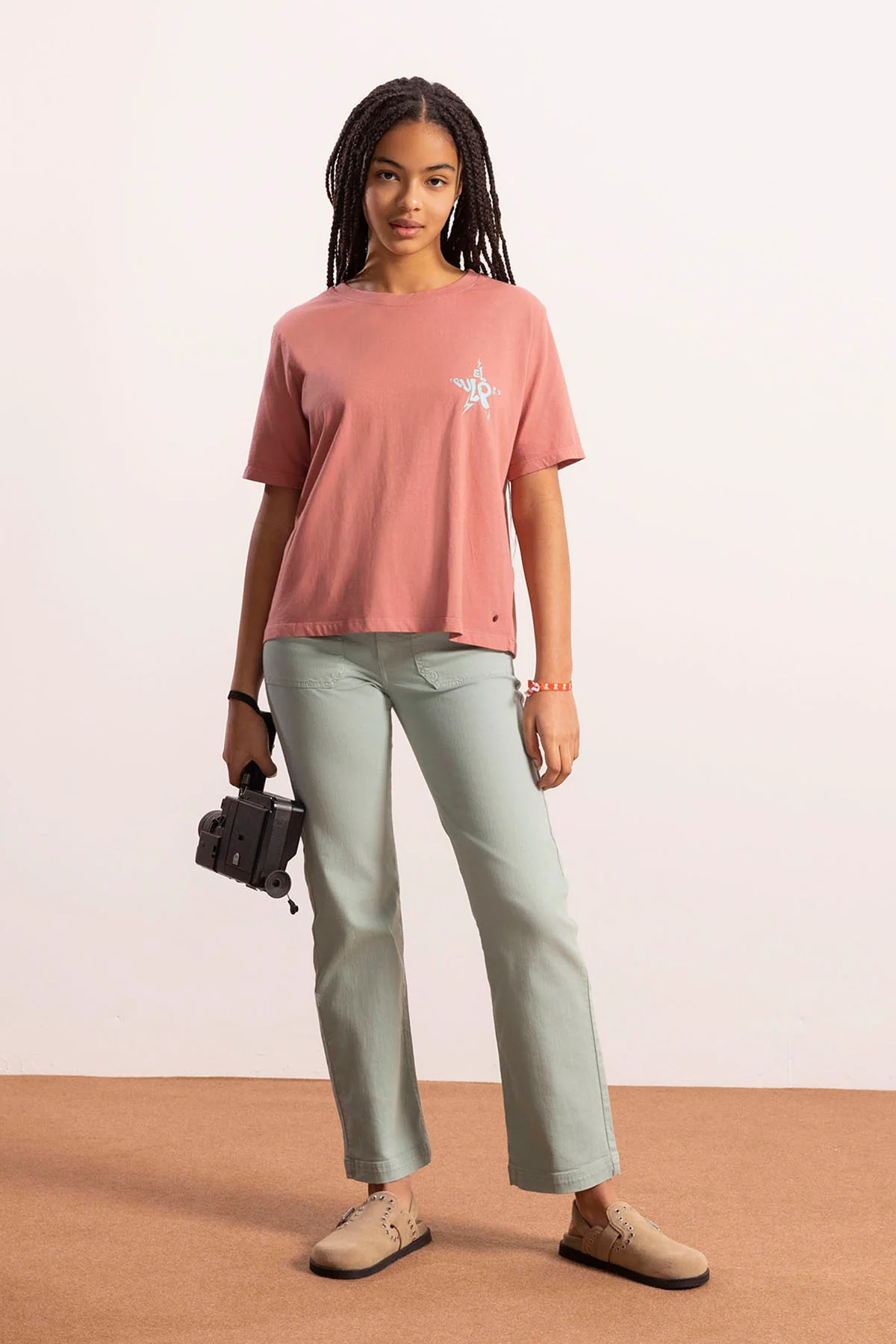 CAMISETA TEEN LAVADA BÁSICA LOGO CORAL - Image 3