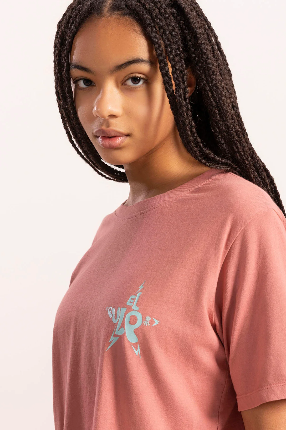 CAMISETA TEEN LAVADA BÁSICA LOGO CORAL - Image 4