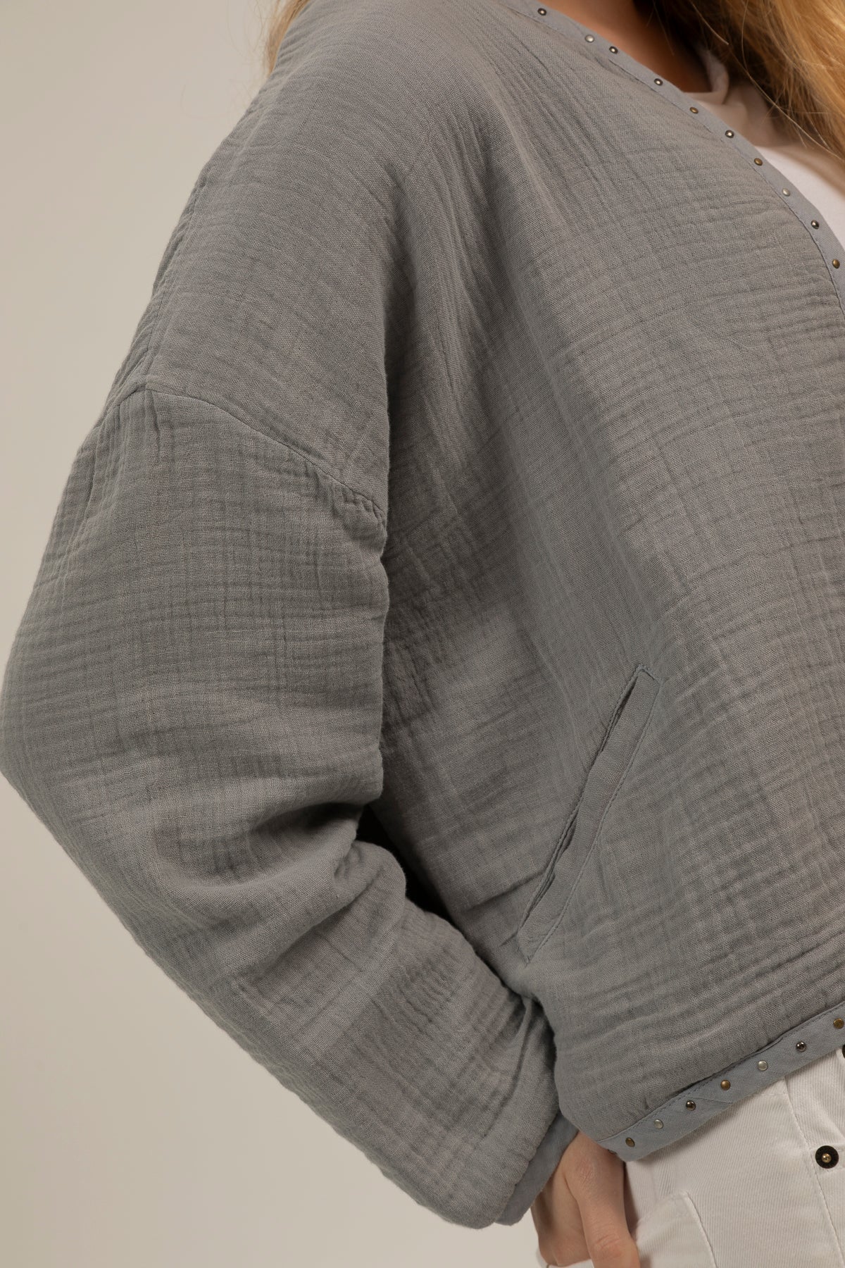 Chaqueta teen acolchado ligero detalle tachas gris perla - Image 3