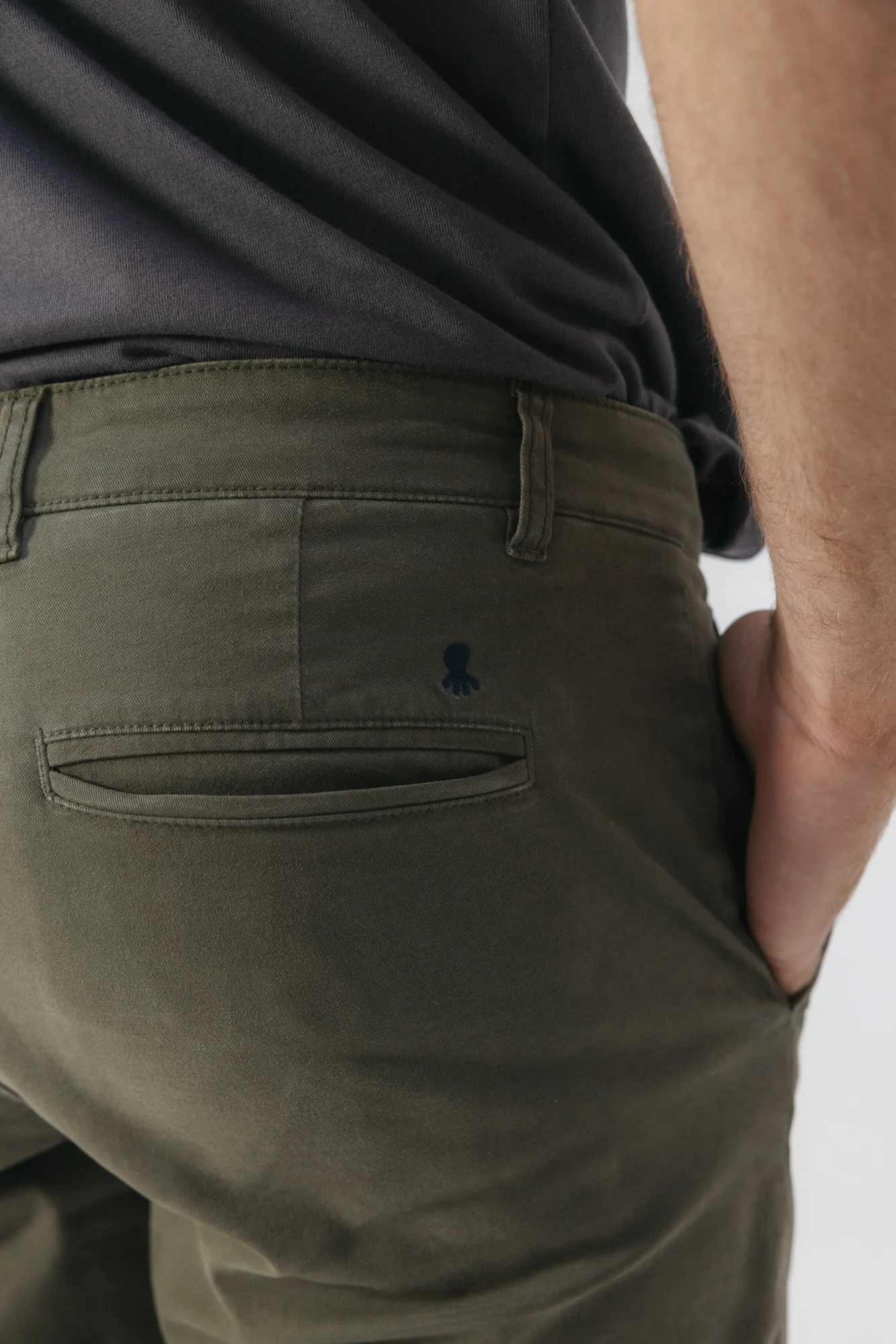 Pantalón chino peach verde khaki - Image 2