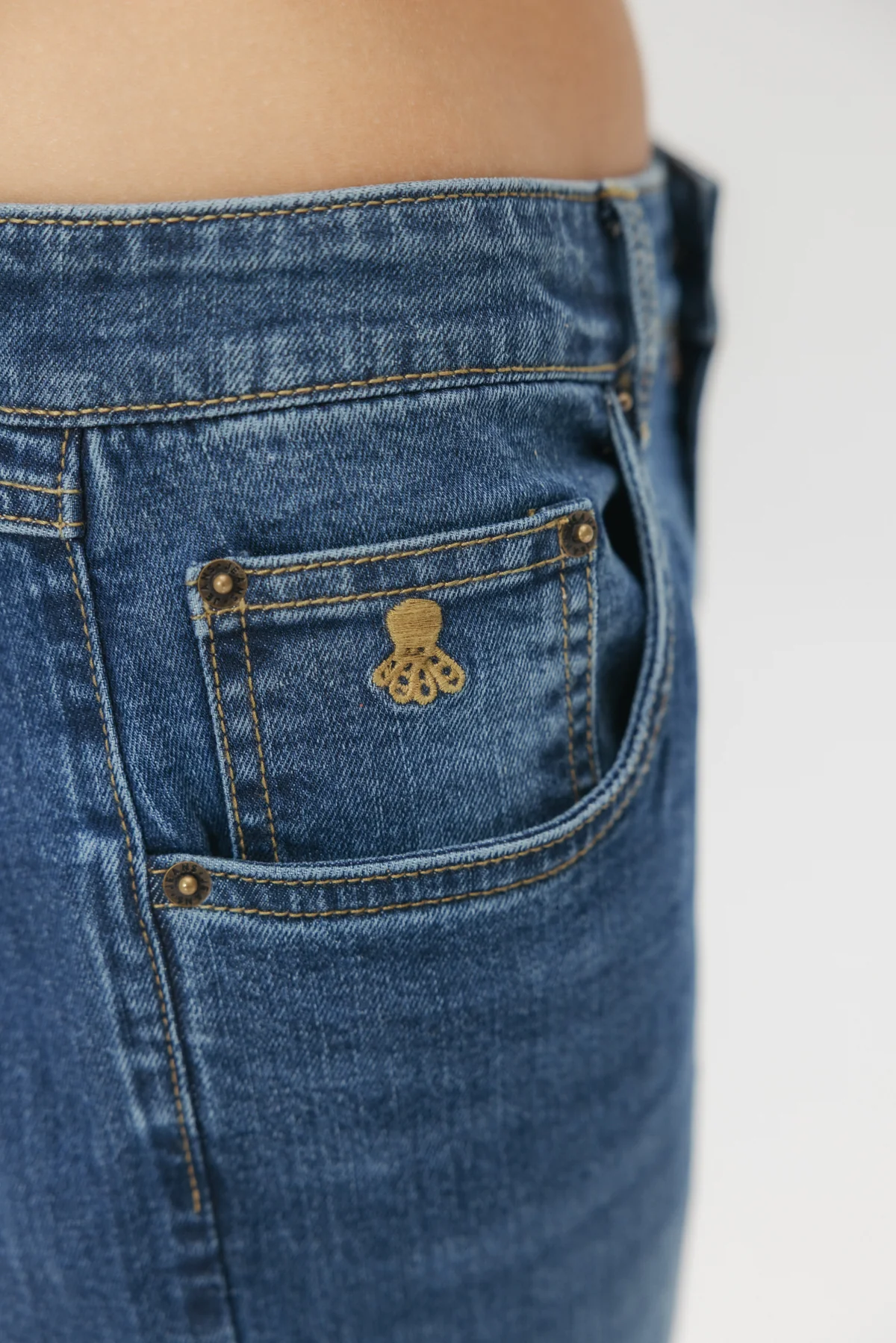 PANTALÓN TEEN DENIM DESFLECADO AZUL MEDIO DELAVÉ - Image 5