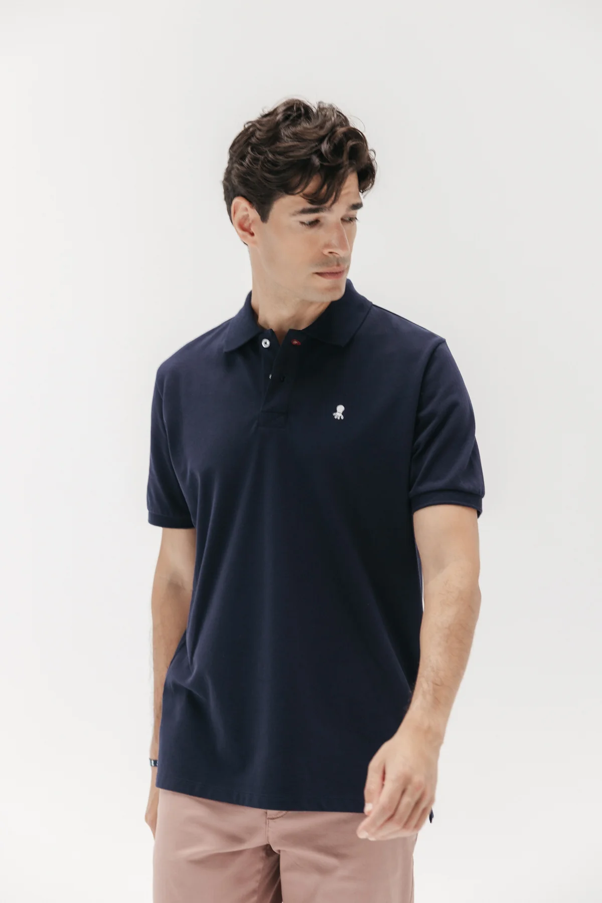 Polo lavado bordado a contraste azul marino