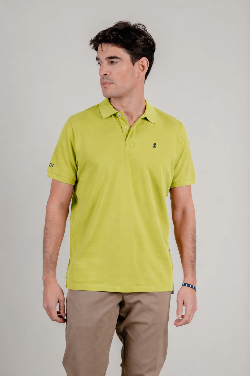 Polo lavado bordado a contraste verde lima