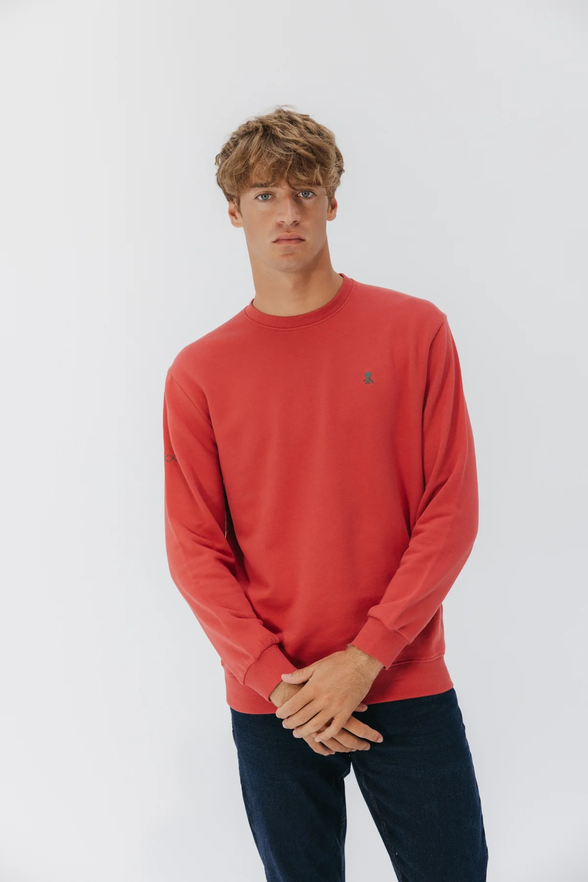 SUDADERA BORDADO CONTRASTE ROJO DELAVÉ