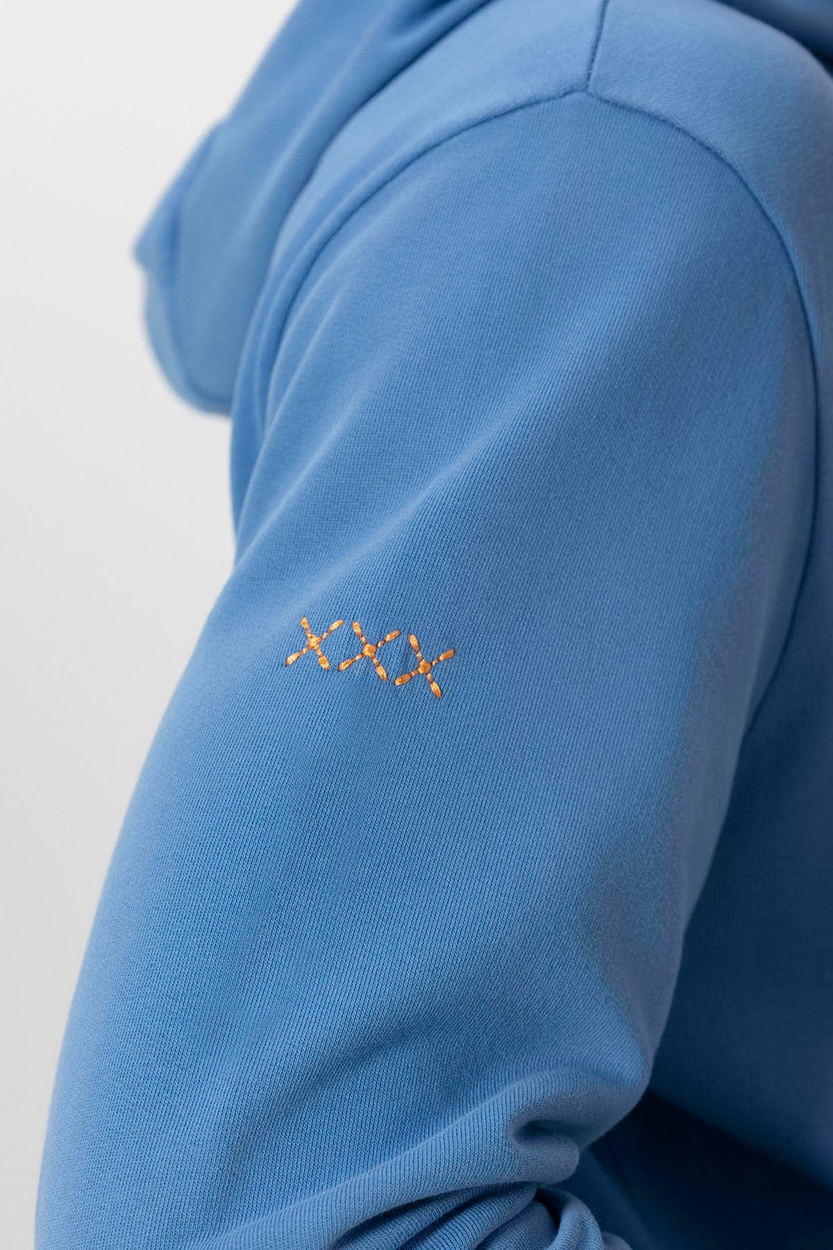 SUDADERA CAPUCHA BÁSICA BORDADO CONTRASTE ÍNDIGO - Image 6