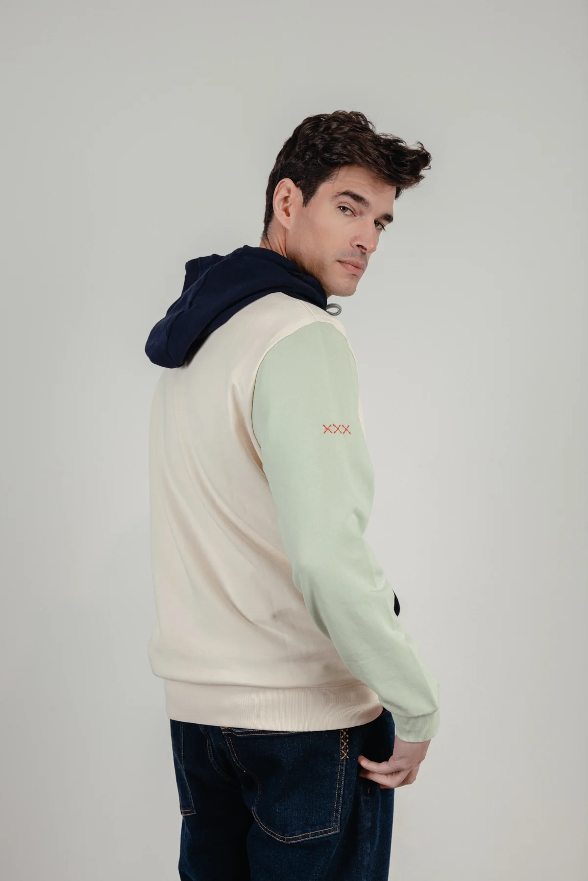 Sudadera capucha color block estampado blanco roto - Image 5