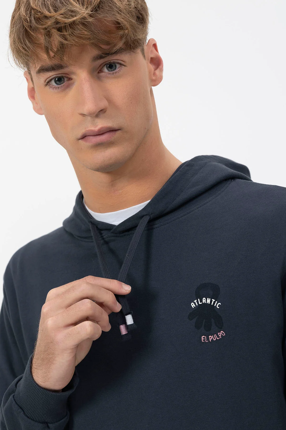 SUDADERA CAPUCHA ESTAMPADO ALL I NEED AZUL MARINO DELAVÉ - Image 3