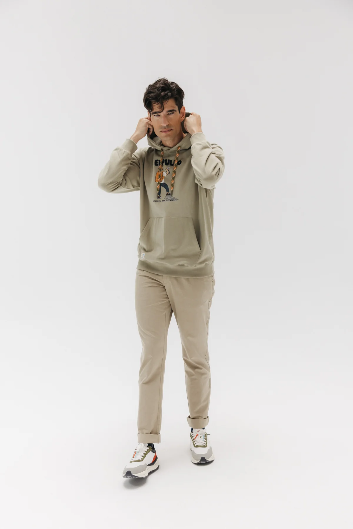 SUDADERA CAPUCHA EXPLORING NEW ADVENTURE VERDE KHAKI - Image 5