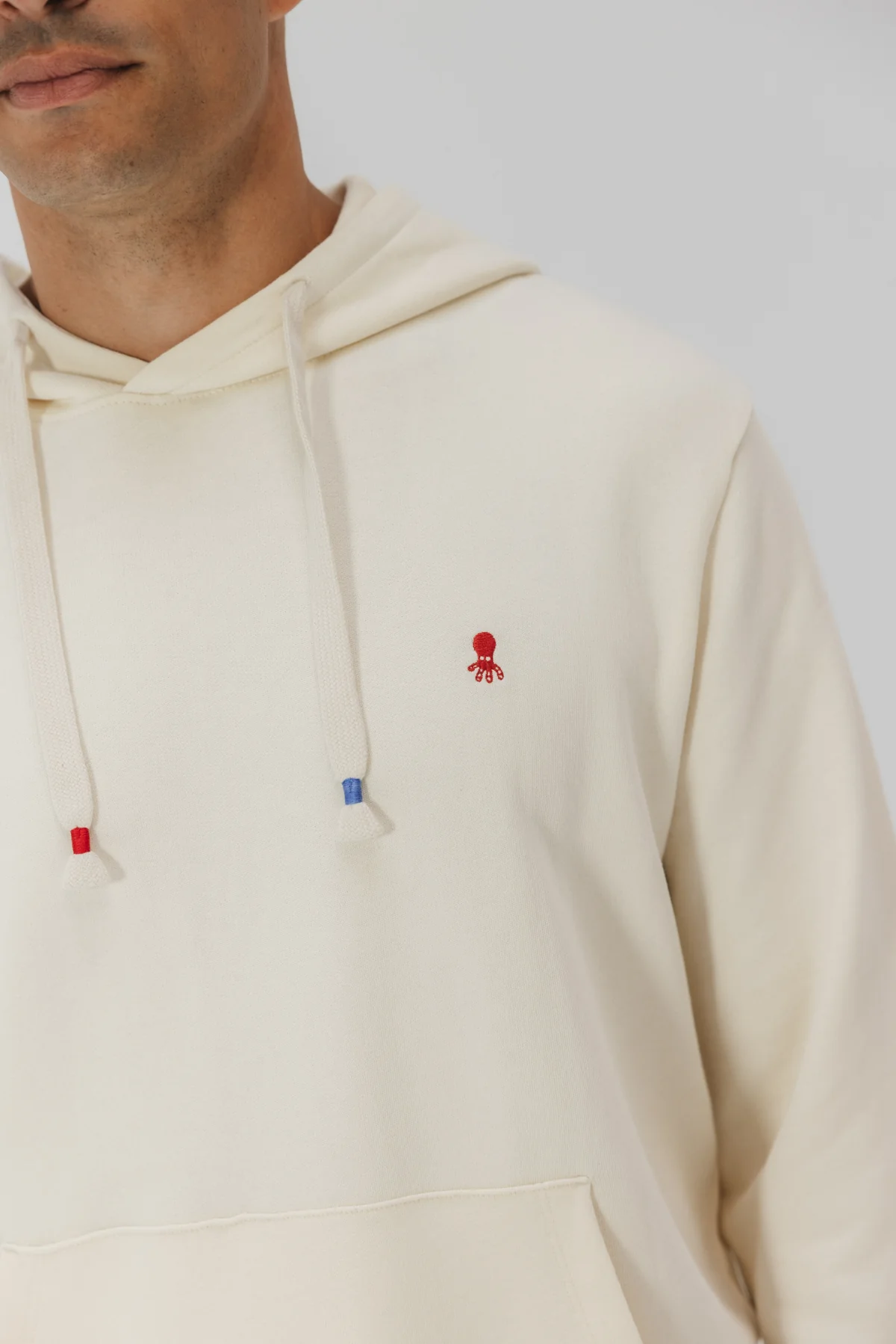 SUDADERA CAPUCHA LOGO BORDADO BLANCO ROTO - Image 3