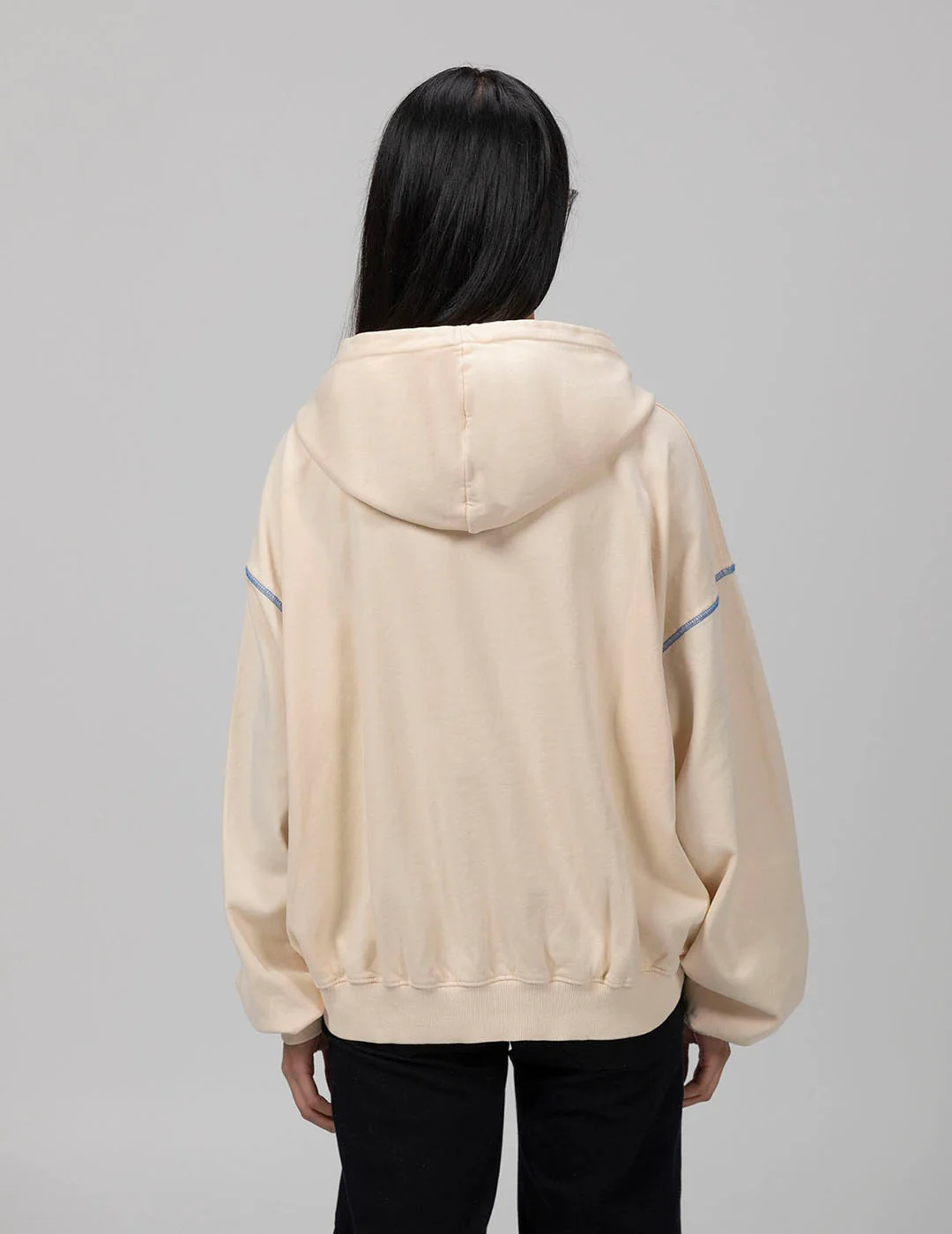 SUDADERA CAPUCHA TEEN BÁSICA LOGO CREMA - Image 3