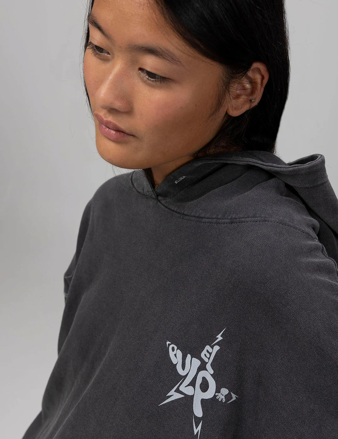 SUDADERA CAPUCHA TEEN BÁSICA LOGO NEGRO DELAVÉ - Image 5