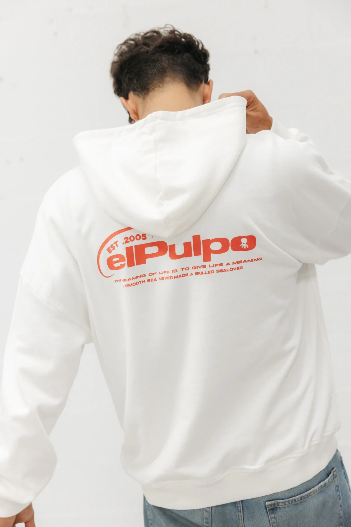 SUDADERA CAPUCHA UNISEX THEY NOT LIKE US BLANCO ROTO - Image 4