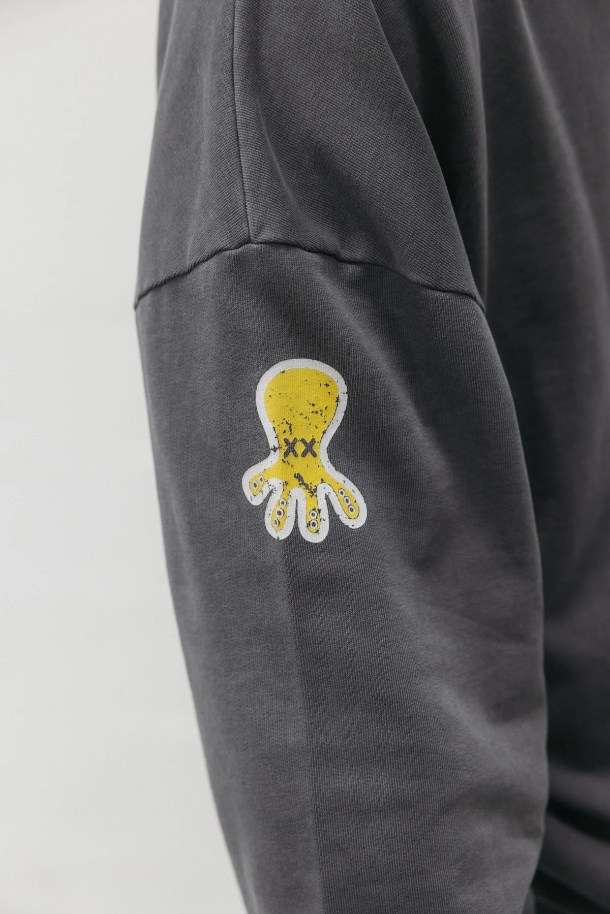 SUDADERA CAPUCHA UNISEX TRIPLE LOGO ESTAMPADO ANTRACITA - Image 6