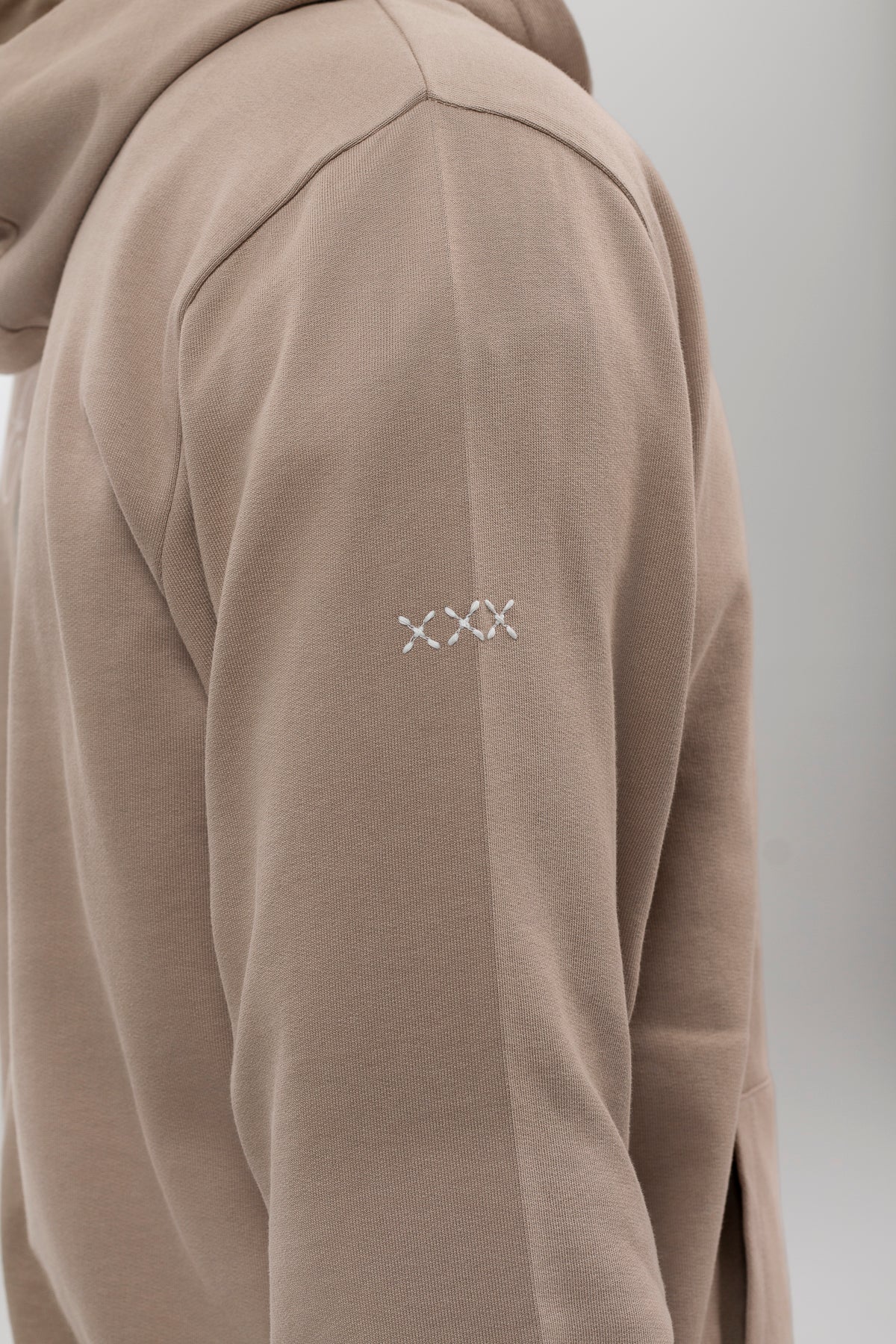 Sudadera estampado óleo paisaje arena - Image 4